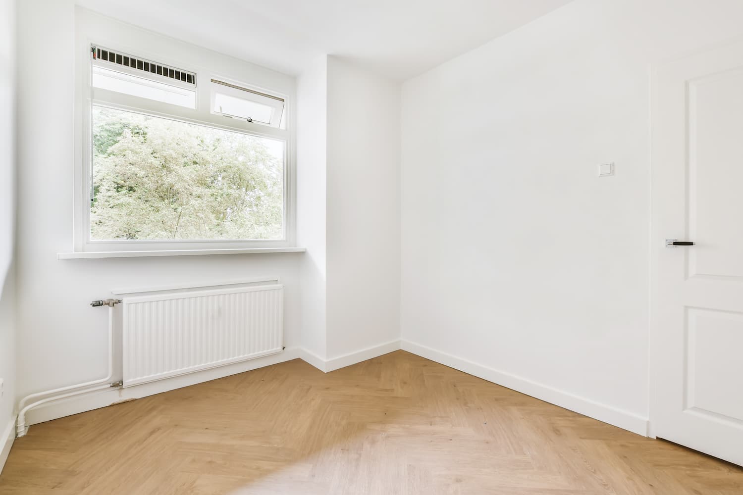 bright-room-with-parquet-flooring-2021-12-09-14-01-59-utc